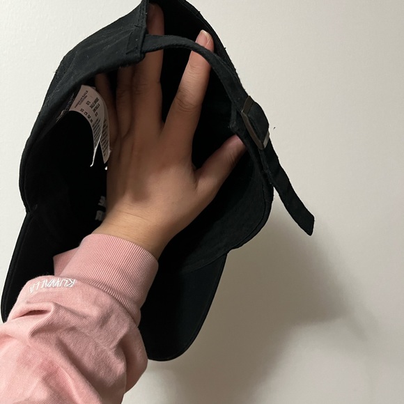 black cap - Picture 2 of 5